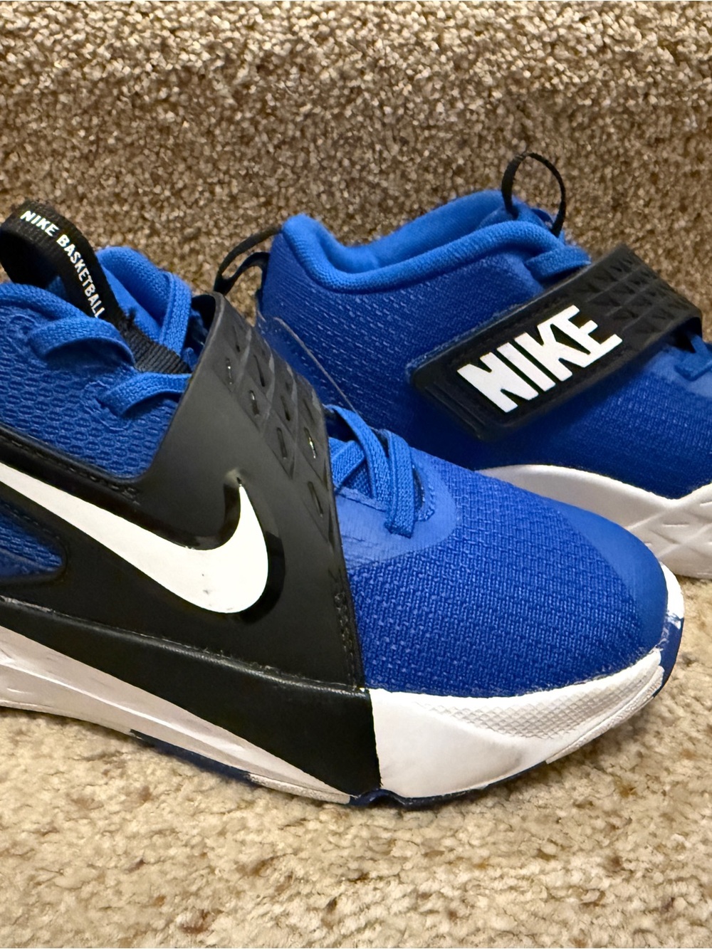 Nike Team Hustle Kids Basketball Sneakers with Velcro size 2 Y